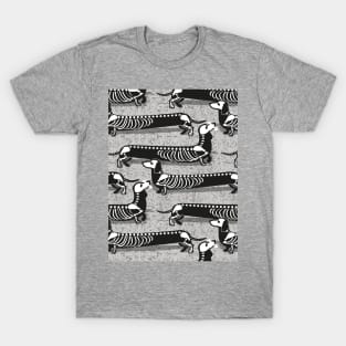 Spooktacular long dachshunds skeleton // pattern // light grey background skeleton dogs T-Shirt